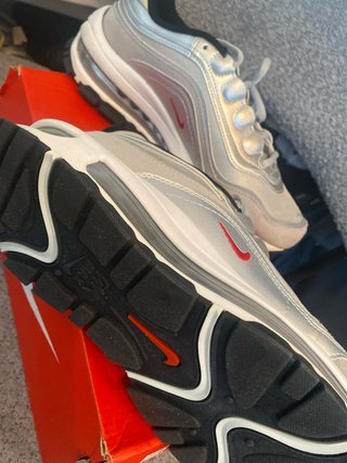 Zapatillas Nike plateadas y blancas