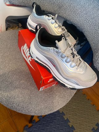 Zapatillas Nike plateadas y blancas