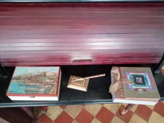 Escritorio de madera y años 80