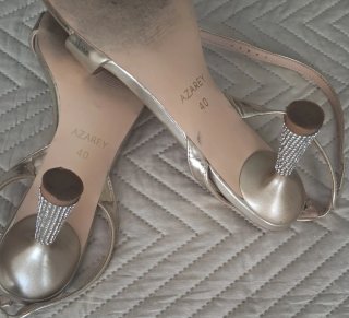 Sandalias doradas tacón pedrería