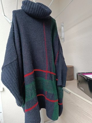Poncho cuello alto cuadros azul y verde
