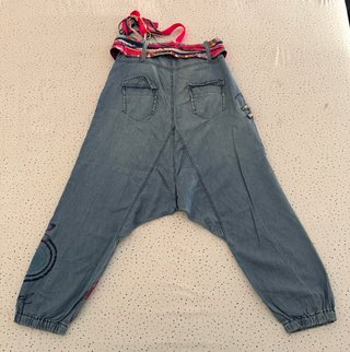 Pantalón cagado con detalles de colores