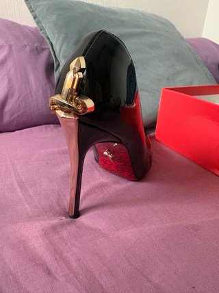 Tacones Dagger Heels Negro y Dorado