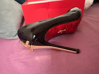 Tacones Dagger Heels Negro y Dorado
