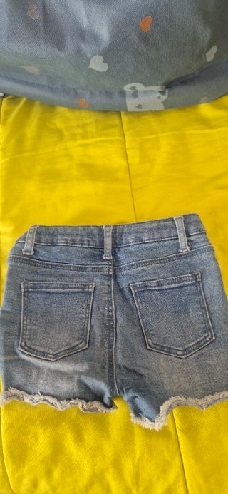 Pantalón corto vaquero con parches de frutas