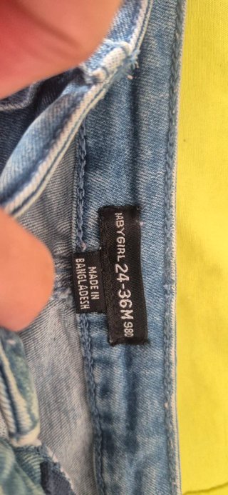 Pantalón corto vaquero con parches de frutas