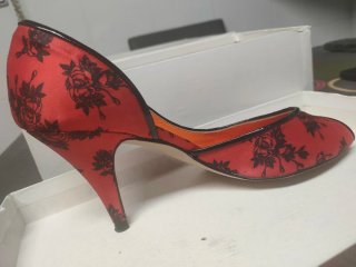 Zapatos de tacón rojos con estampado floral