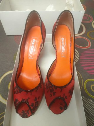 Zapatos de tacón rojos con estampado floral