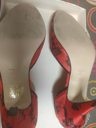 Zapatos de tacón rojos con estampado floral