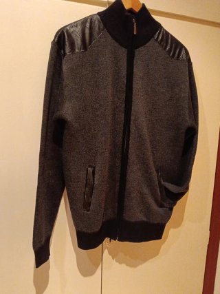 Chaqueta hombre polipiel hombros gris