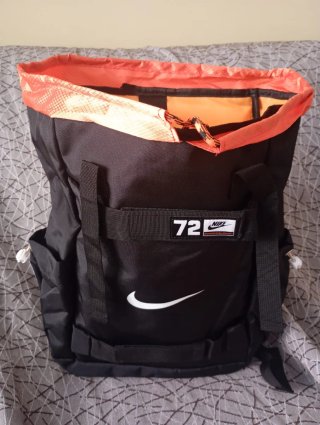 Mochila Nike 30L Negra y Naranja