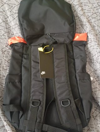 Mochila Nike 30L Negra y Naranja