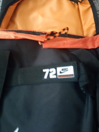 Mochila Nike 30L Negra y Naranja