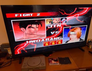 PlayStation 1 con giochi e cavi