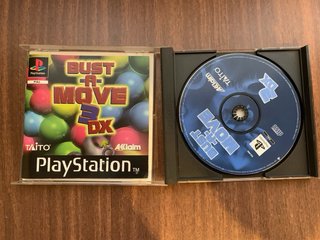 PlayStation 1 con giochi e cavi