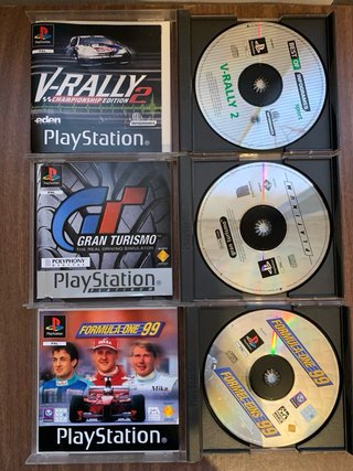 PlayStation 1 con giochi e cavi
