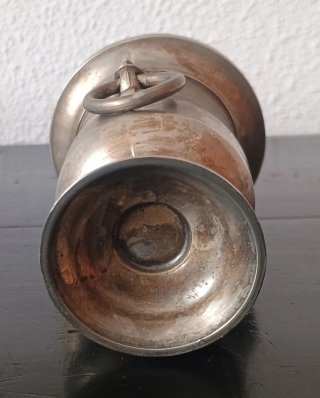 Antigua copa de metal