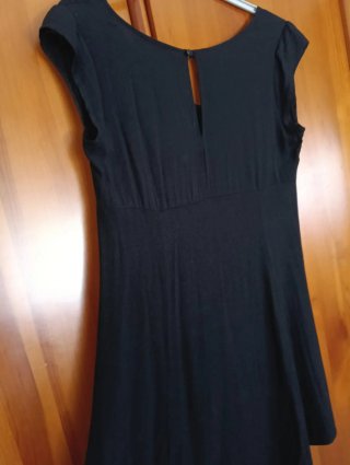 Vestido midi negro corte evasé