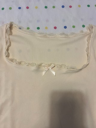 Camiseta amarilla detalles encaje y estampado Shei