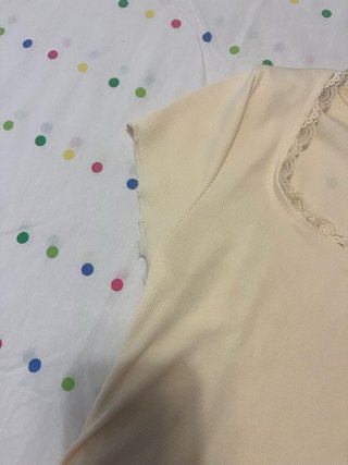 Camiseta amarilla detalles encaje y estampado Shei