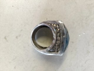 Anillo plateado con diseño texturizado