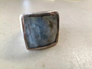 Anillo plateado con diseño texturizado