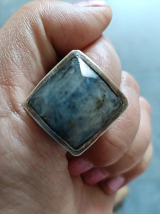 Anillo plateado con diseño texturizado