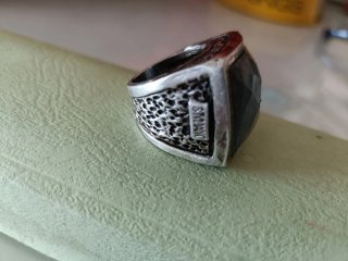 Anillo plateado con diseño texturizado