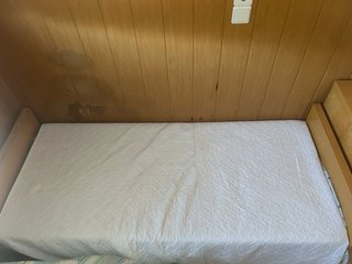Cama de madera beige y marrón