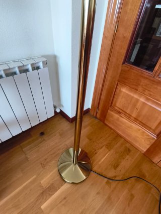 Lámpara de pie dorada, metal y bombilla alógena.