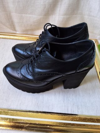 Zapatos negros de plataforma con cordones