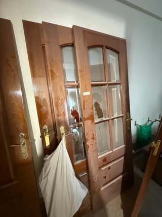 Puerta madera maciza marrón con cristal