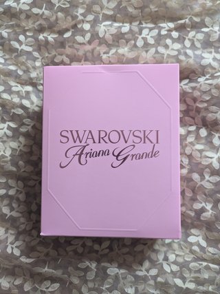 Caja Octogonal Rosa Swarovski Ariana Grande