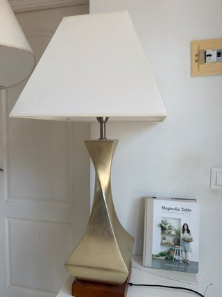 Lámpara de pie dorado y pantalla blanca.  €100
