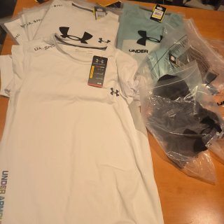 Camiseta Under Armour Negra Logo Arcoíris