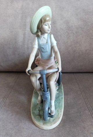 Figura Lladró Niña con Triciclo y cesta Flores