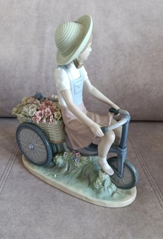Figura Lladró Niña con Triciclo y cesta Flores