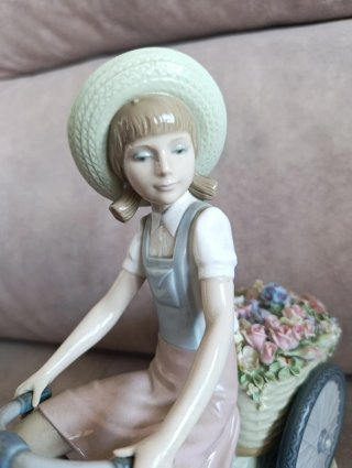 Figura Lladró Niña con Triciclo y cesta Flores