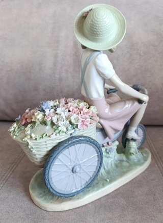 Figura Lladró Niña con Triciclo y cesta Flores