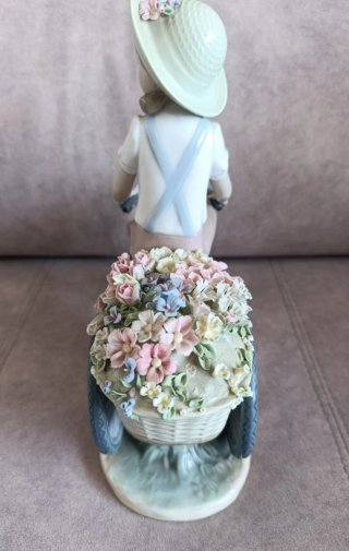 Figura Lladró Niña con Triciclo y cesta Flores