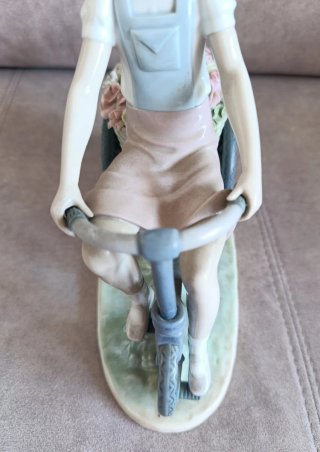 Figura Lladró Niña con Triciclo y cesta Flores