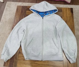 Sudadera gris con capucha estilo Y2K