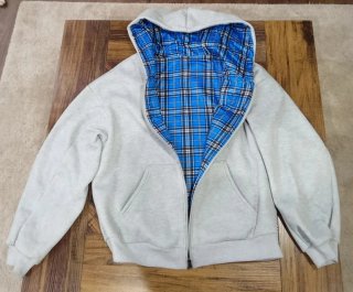 Sudadera gris con capucha estilo Y2K
