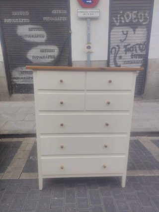 Cómoda de madera beige y marrón