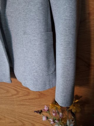 Blazer  Caroll en color gris. Talla 36