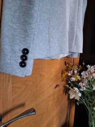 Blazer  Caroll en color gris. Talla 36