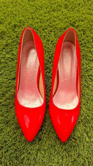 Zapatos de tacón rojos brillantes