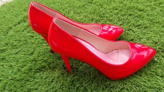 Zapatos de tacón rojos brillantes