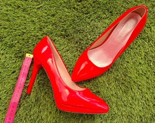 Zapatos de tacón rojos brillantes