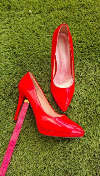 Zapatos de tacón rojos brillantes